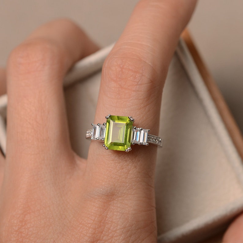 Peridot Promise Ring detail view