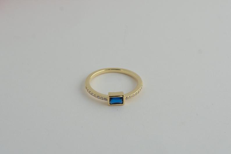 CUSHION CUT BLUE SAPPHIRE RING