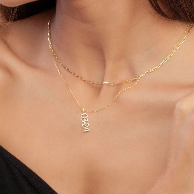 قلادة بالاسم/الرقم والتاريخ من الألماس
