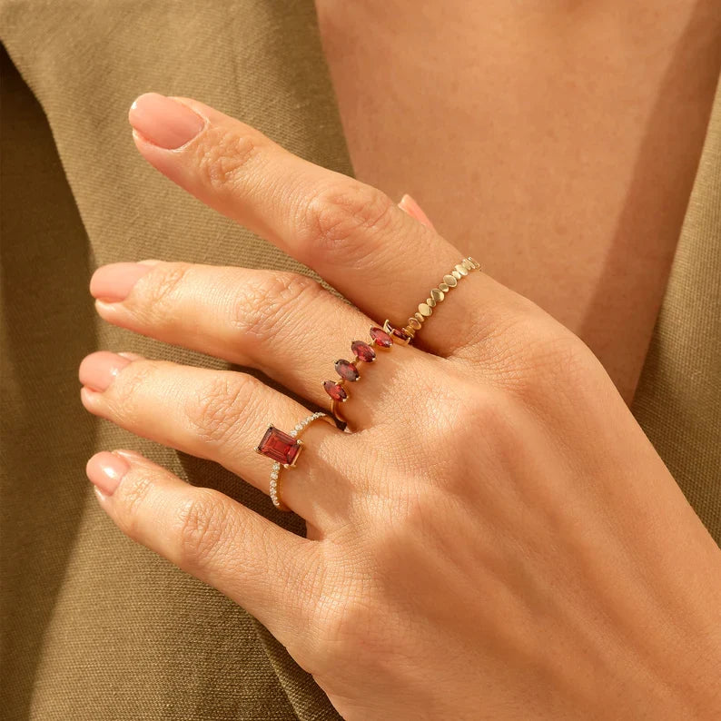 Grace Garnet Baguette Solitaire Ring | 925 Silver detail view
