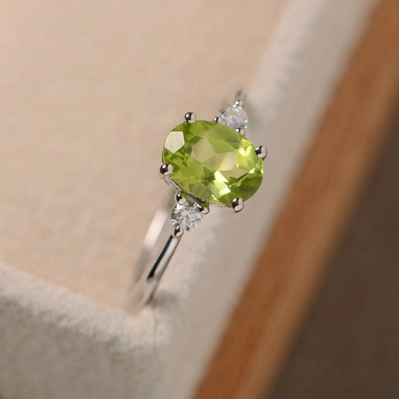 Oval Peridot Ring detail view
